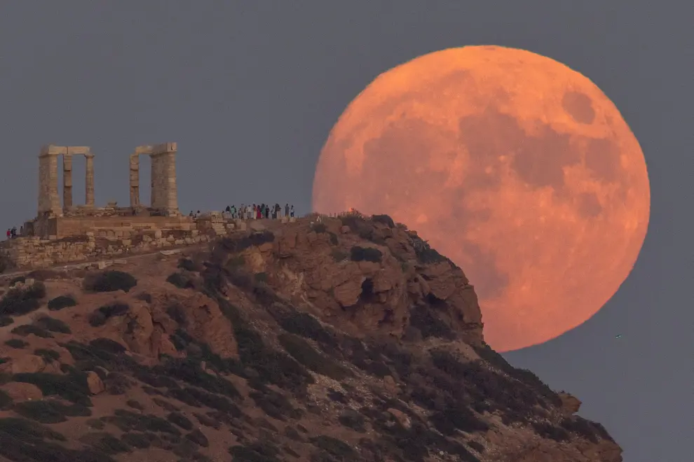 La Superluna azul se eleva detrás del Templo de Poseidón, en Grecia.