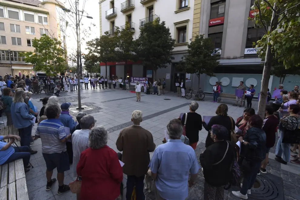Más de 150 oscenses han salido a la calle para apoyar a la futbolista de la Selección española y pedir la dimisión de Luis Rubiales.