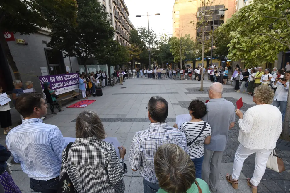 Más de 150 oscenses han salido a la calle para apoyar a la futbolista de la Selección española y pedir la dimisión de Luis Rubiales.