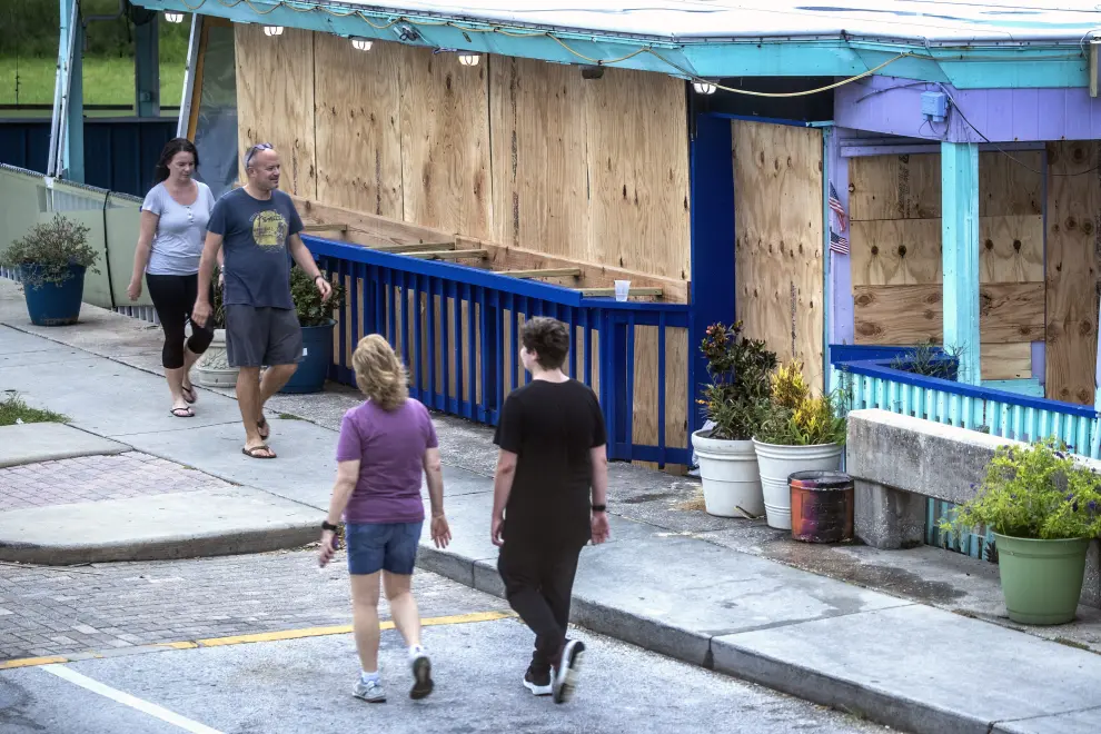 Los lugareños se preparan para la llegada del huracán Idalia al noroeste de Florida.
