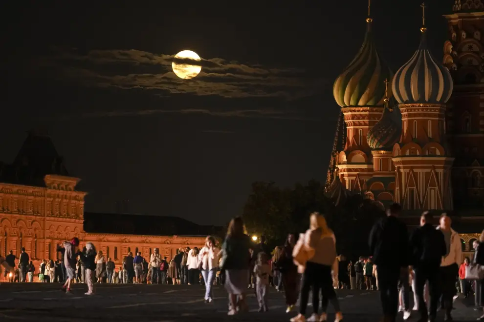 La Superluna Azul de agosto se pone detrás de la Catedral de San Basilio en la Plaza Roja de Moscú, Rusia.