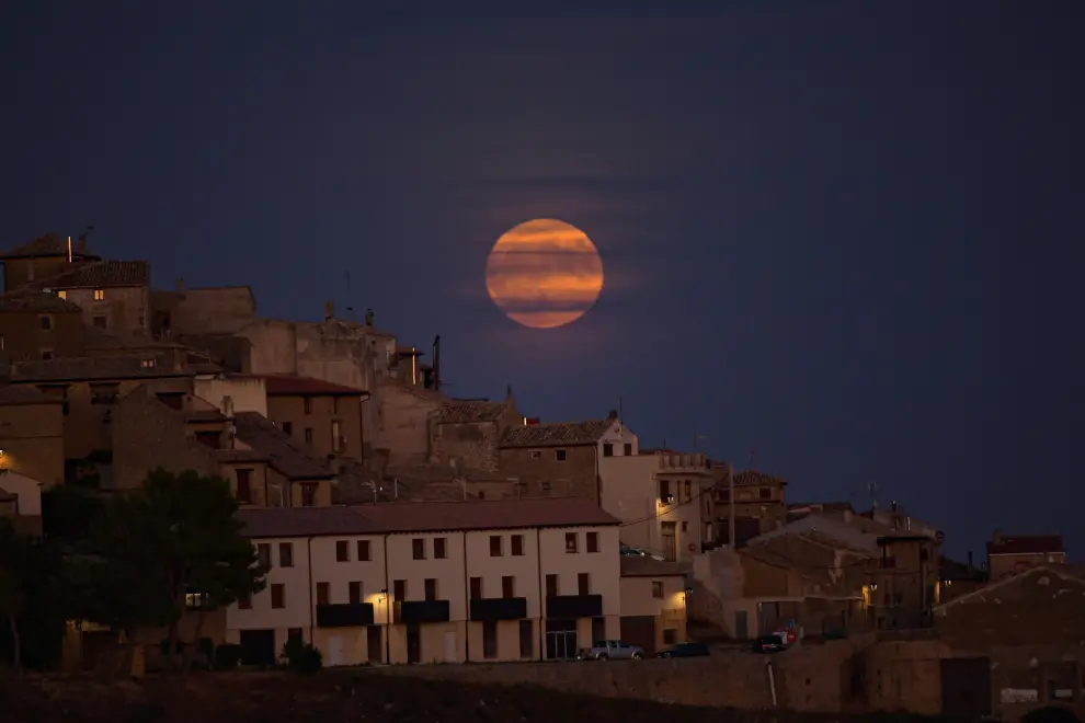 La Superluna azul sale detrás del pequeño pueblo de Ujué, en Navarra.