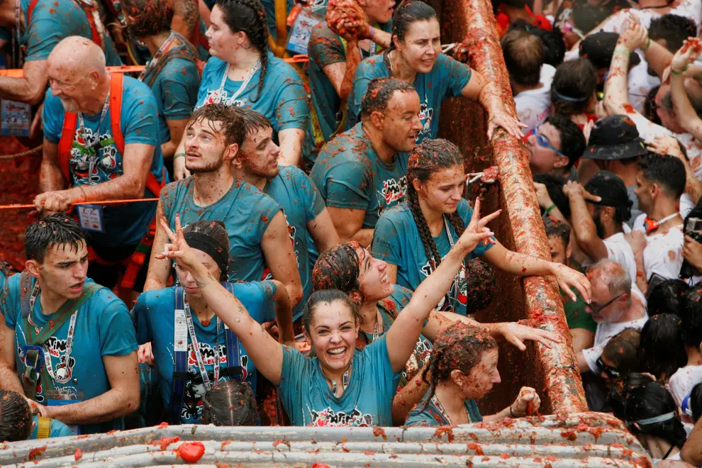 A reveler gestures during the annual "La Tomatina" food fight festival in Bunol, Spain, August 30, 2023. REUTERS/Eva Manez SPAIN-CULTURE/TOMATO FIGHT
