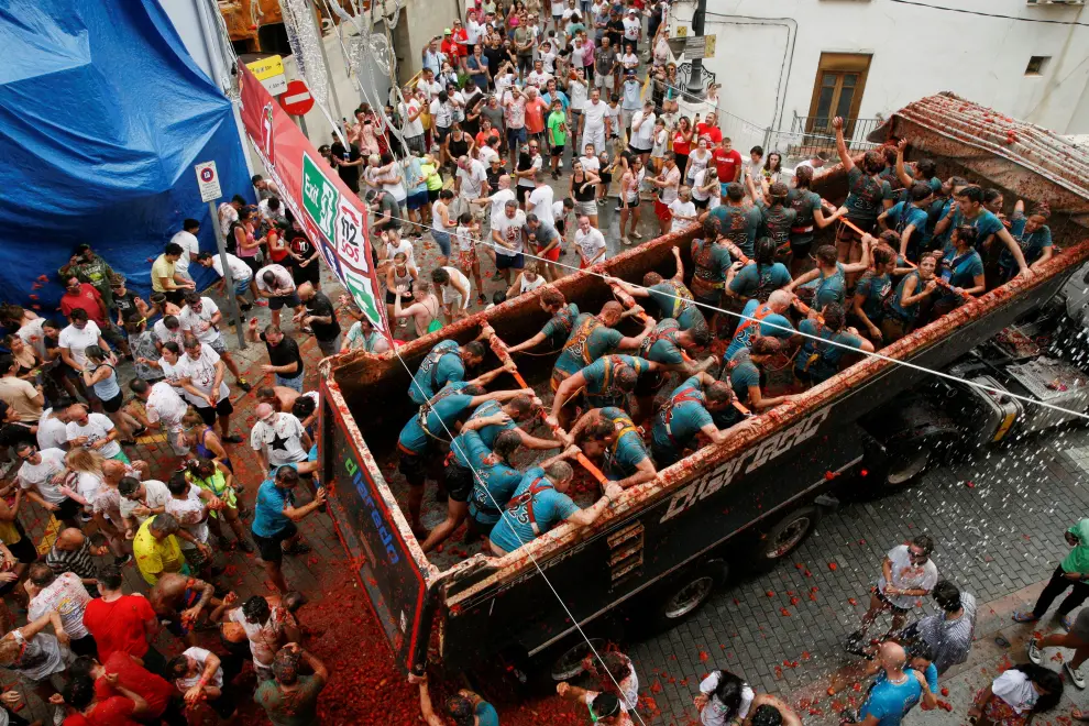 A truck unloads tomatoes during the annual "La Tomatina" food fight festival in Bunol, Spain, August 30, 2023. REUTERS/Eva Manez SPAIN-CULTURE/TOMATO FIGHT
