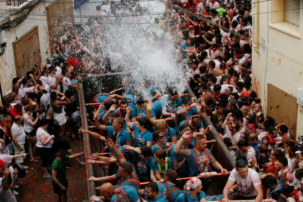 Revelers attend the annual "La Tomatina" food fight festival in Bunol, Spain, August 30, 2023. REUTERS/Eva Manez SPAIN-CULTURE/TOMATO FIGHT