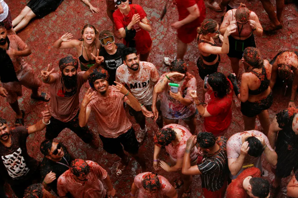 Revelers react during the annual "La Tomatina" food fight festival in Bunol, Spain, August 30, 2023. REUTERS/Eva Manez SPAIN-CULTURE/TOMATO FIGHT