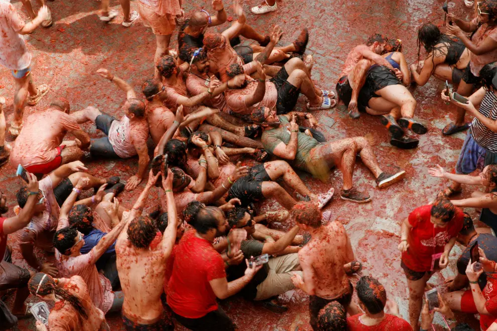 Revelers play in tomato pulp during the annual "La Tomatina" food fight festival in Bunol, Spain, August 30, 2023. REUTERS/Eva Manez SPAIN-CULTURE/TOMATO FIGHT