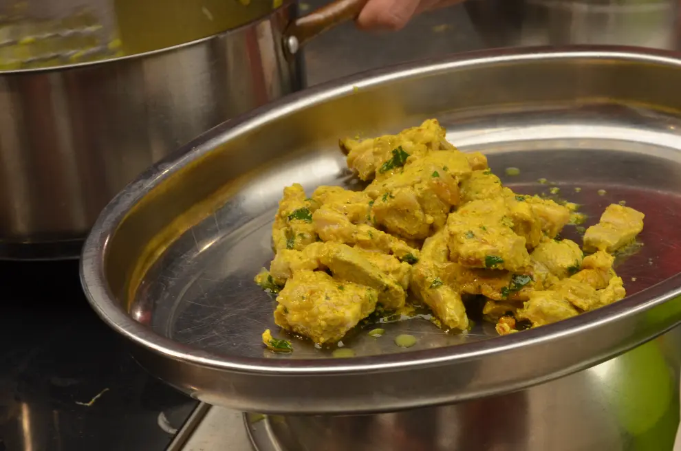 Biryani, la receta india elaborada en la escuela La Zarola de Zaragoza