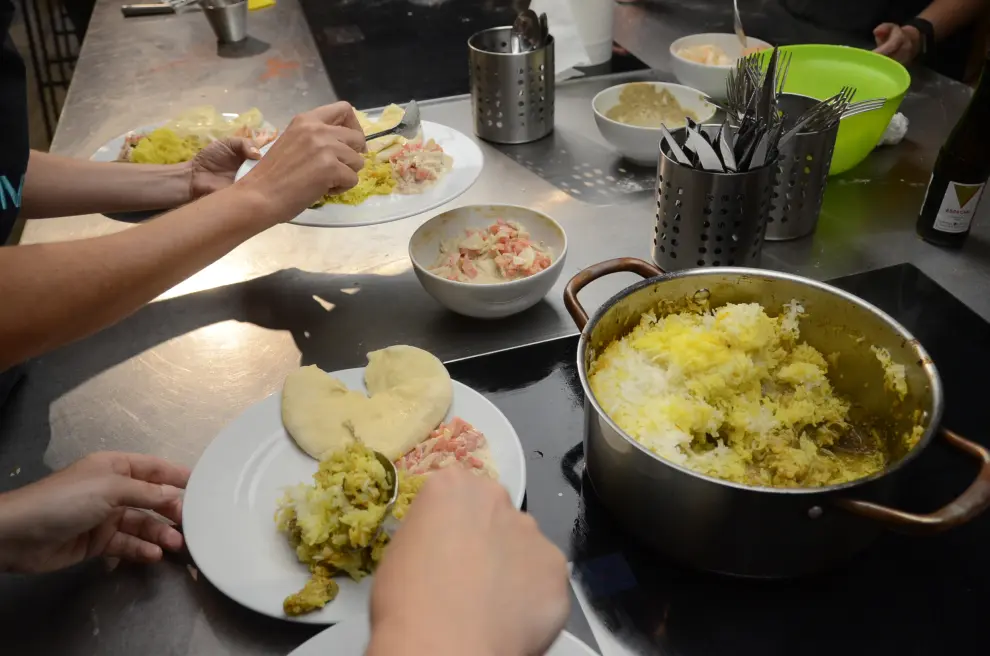 Biryani, la receta india elaborada en la escuela La Zarola de Zaragoza