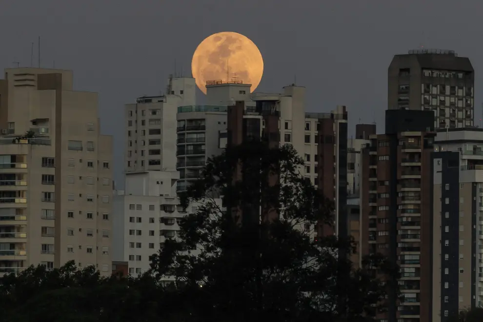 e la superluna azul, hoy en la ciudad de São Paulo (Brasil).