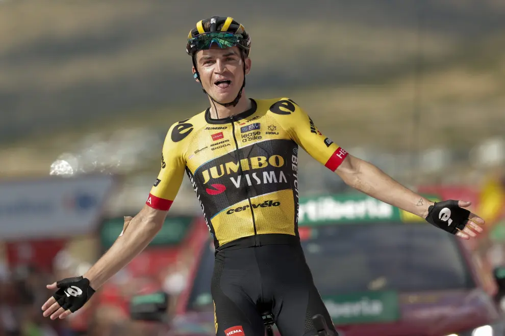 El ciclista estadounidense Sepp Kuss del equipo Jumbo-Visma celebra la victoria en la 6ª etapa tapa de la Vuelta con final en el Pico del Buitre en el Observatorio Astrofísico de Jalambre