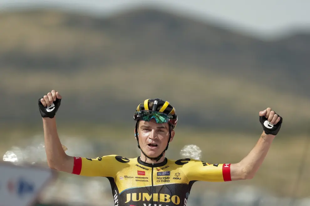 El ciclista estadounidense Sepp Kuss del equipo Jumbo-Visma celebra la victoria en la 6ª etapa tapa de la Vuelta con final en el Pico del Buitre en el Observatorio Astrofísico de Jalambre