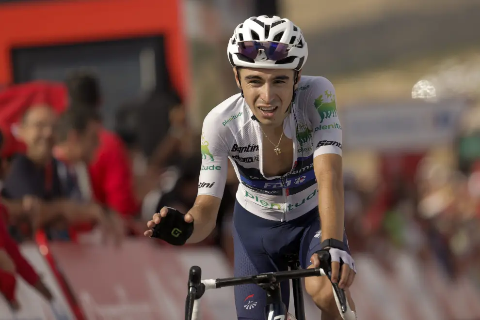 El ciclista francés y nuevo líder de la general, Lenny Martinez, del equipo Groupama-FDJ, al término de la sexta etapa de la Vuelta a España, en el Pico del Buitre en el Observatorio Astrofísico de Jalambre