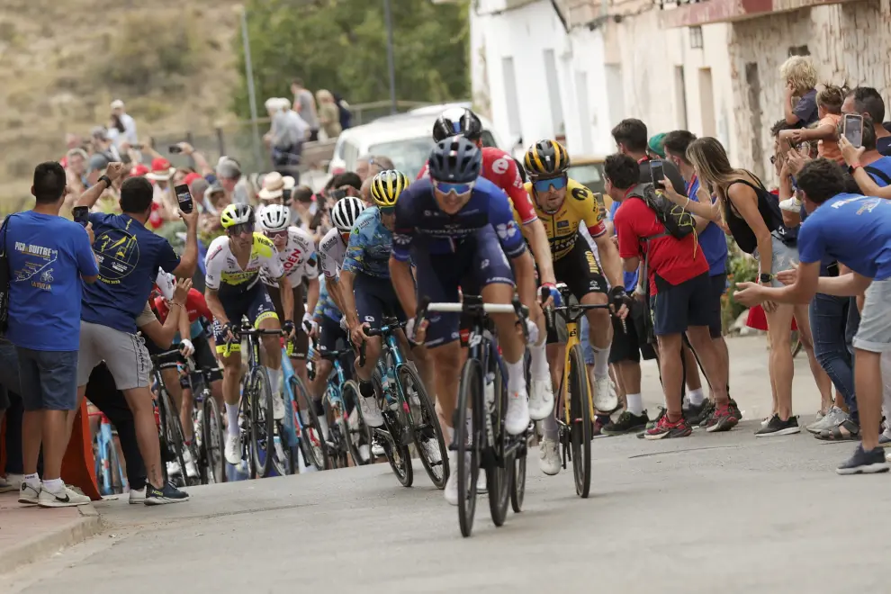 El grupo de escapados entra en Arcos de las Salinas (Teruel) durante la sexta etapa de la Vuelta a España