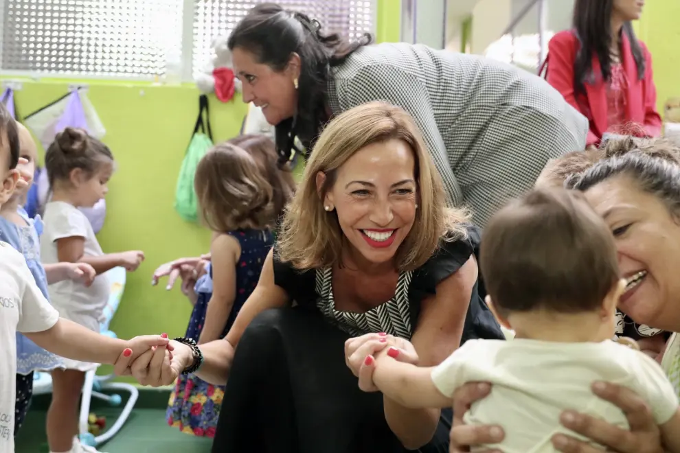 La alcaldesa Natalia Chueca ha visitado la Guardería Babie’s de Zaragoza para presentar la segunda edición del cheque familia