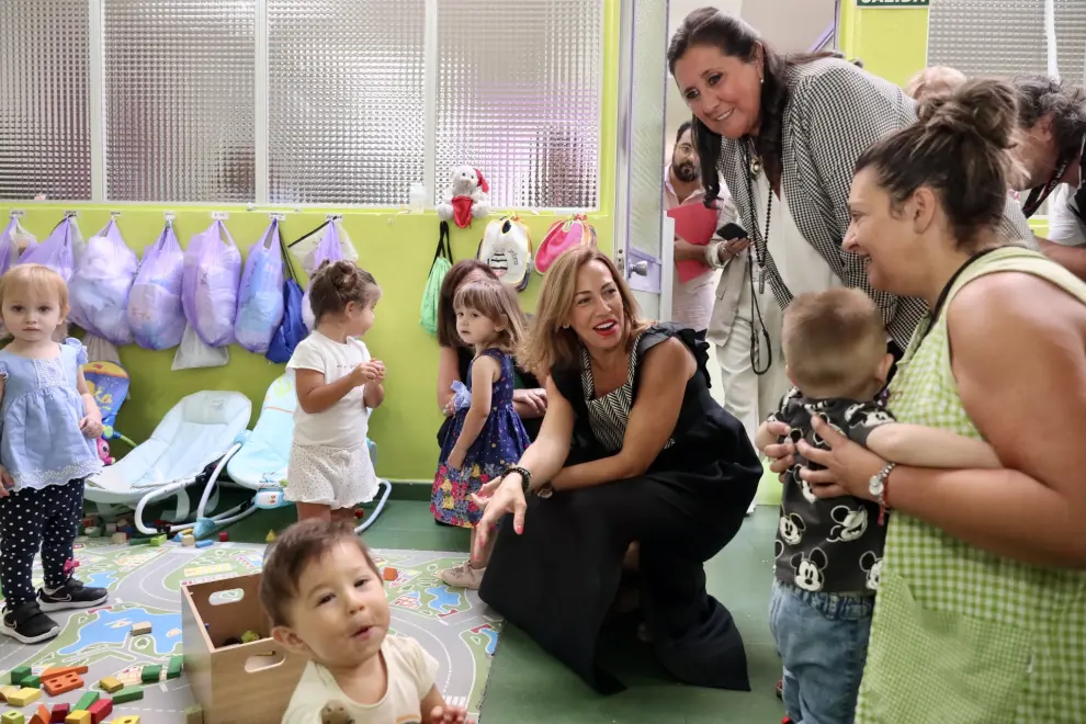 La alcaldesa Natalia Chueca ha visitado la Guardería Babie’s de Zaragoza para presentar la segunda edición del cheque familia