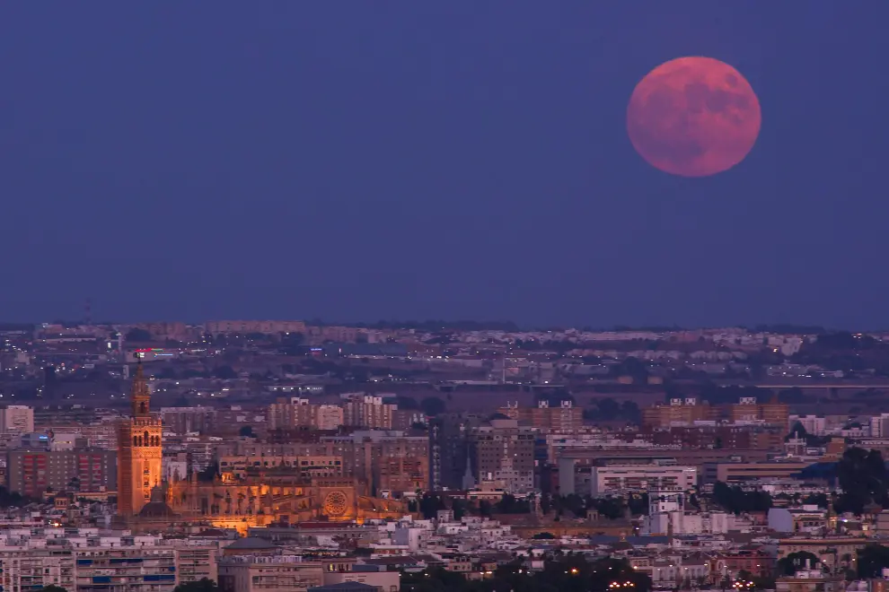 La luna sobre el cielo de Sevilla