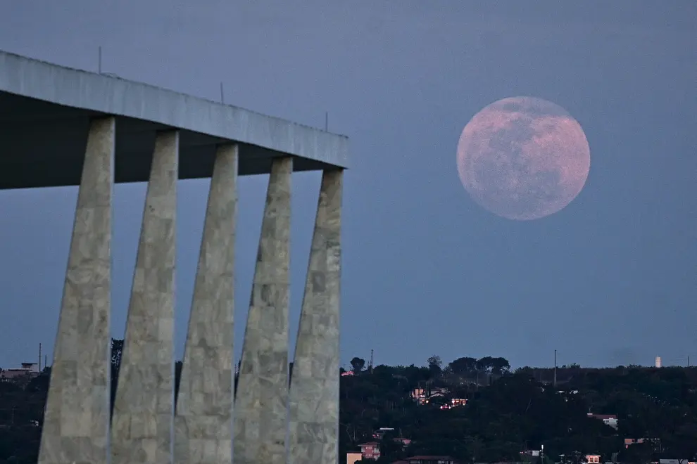 La superluna azul cruza el cielo al lado de las columnas del Palácio del Planalto, hoy en Brasília (Brasil)