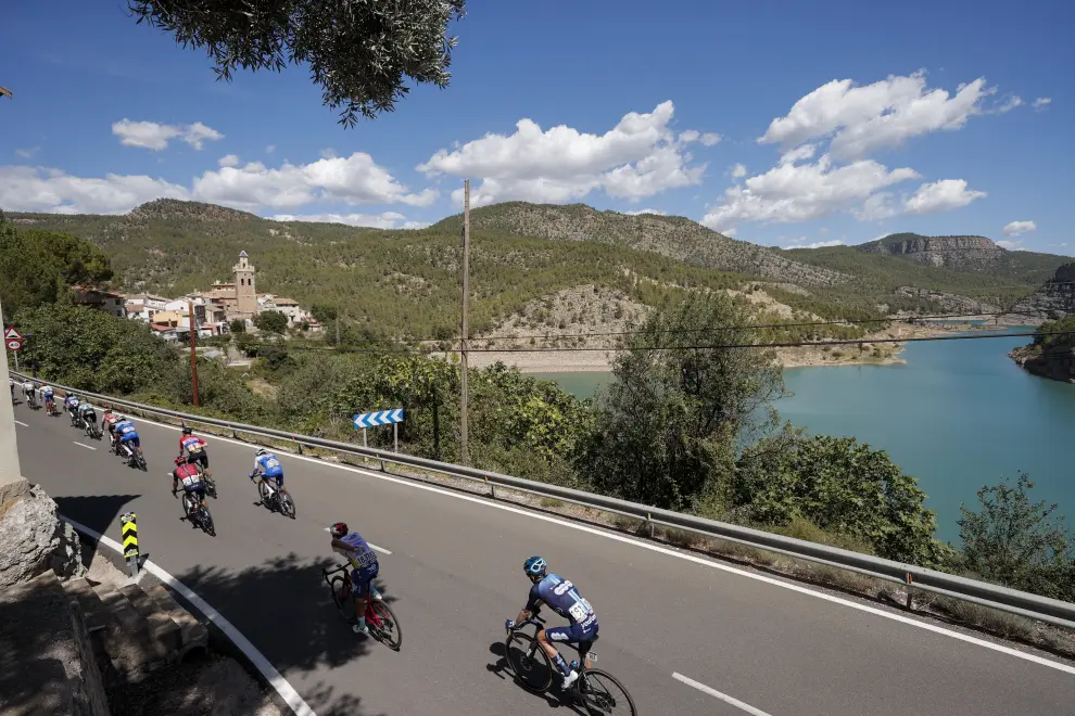 El pelotón durante la sexta etapa de la Vuelta a España disputada entre la localidad castellonense de La Vall d'Uixo y el Pico del Buitre en el Observatorio Astrofísico de Jalambre