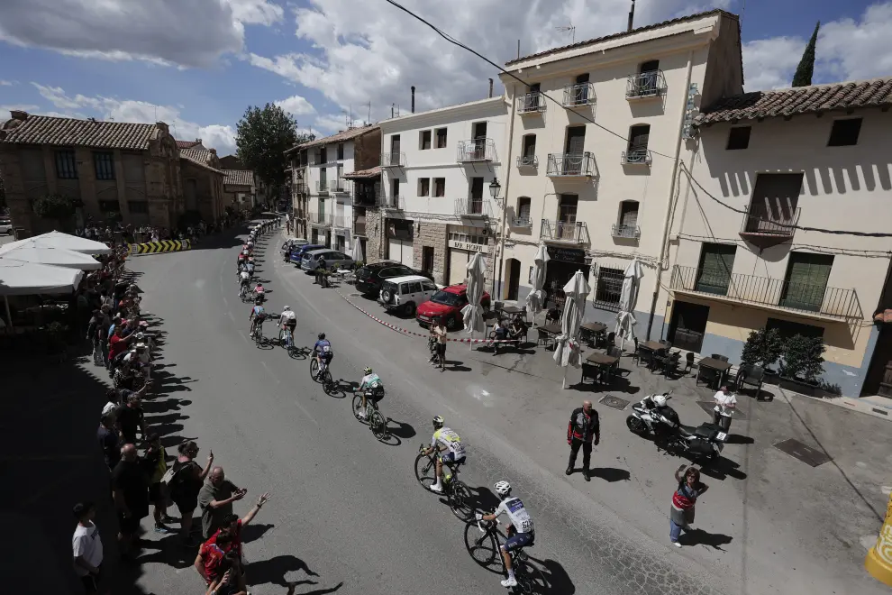 El pelotón a su paso por Mora de Rubielos (Teruel) durante la sexta etapa de la Vuelta a España 2023