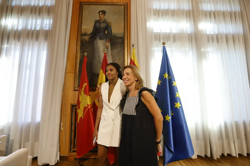 La alcaldesa de Zaragoza ha recibido este jueves en el Ayuntamiento de la capital aragonesa a la internacional, campeona del mundo con la selección española de fútbol femenino.