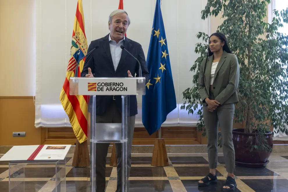 El presidente de Aragón, Jorge Azcón, recibe en el Pignatelli a la campeona del mundo Salma Paralluelo