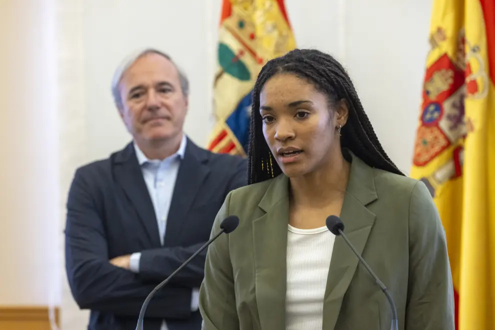 El presidente de Aragón, Jorge Azcón, recibe en el Pignatelli a la campeona del mundo Salma Paralluelo