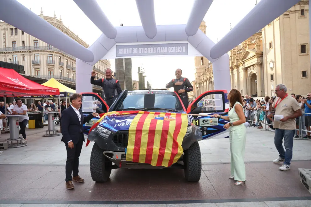 Salida del Cierzo Rally Ejercito de Tierra, prueba del Campeonato de España de Rallys Todo Terreno, en la plaza del Pilar de Zaragoza