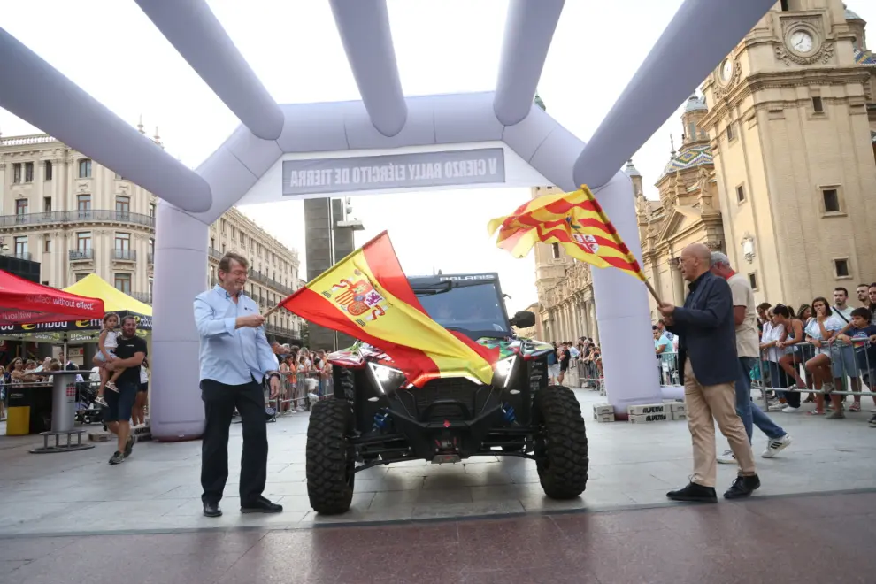 Salida del Cierzo Rally Ejercito de Tierra, prueba del Campeonato de España de Rallys Todo Terreno, en la plaza del Pilar de Zaragoza