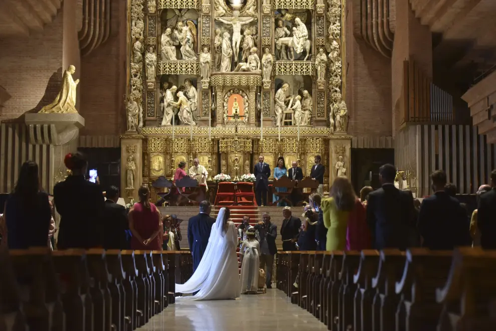 Solo una boda alteró la tranquilidad de un día histórico en el santuario de Torreciudad con el estreno del nuevo rector, José Mairal, nombrado por el Obispado de Barbastro-Monzón.