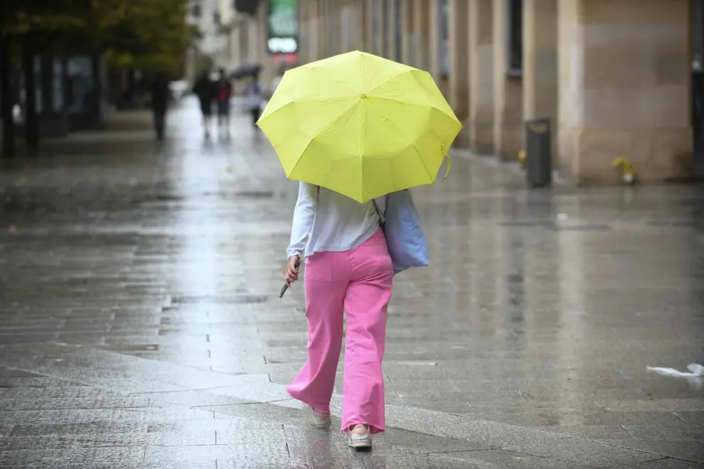 Las calles de la capital aragonesa se llenaron de paraguas durante la jornada del sábado