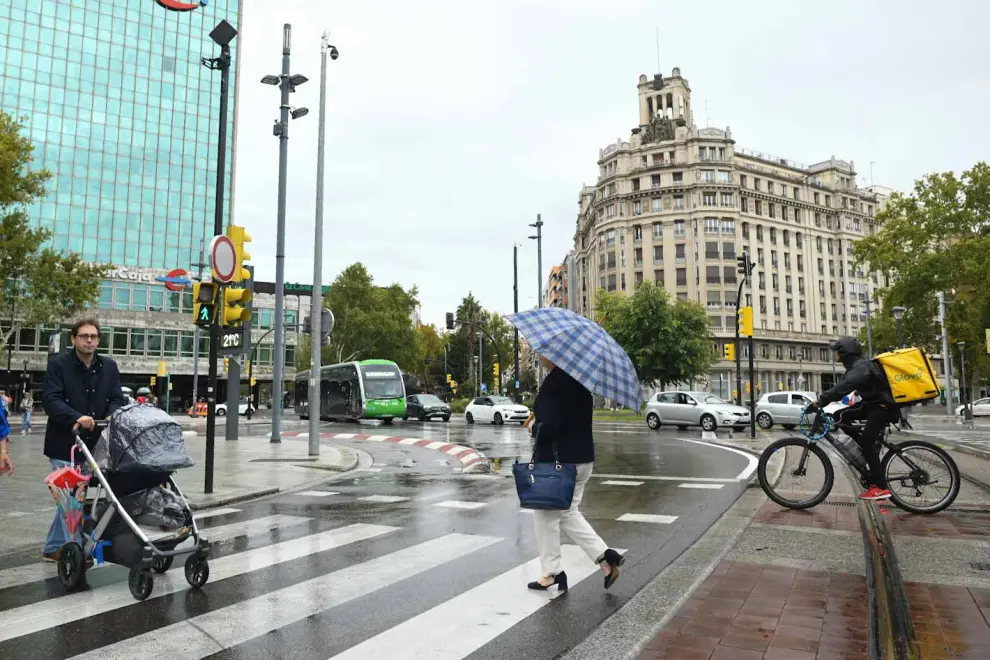 Las calles de la capital aragonesa se llenaron de paraguas durante la jornada del sábado