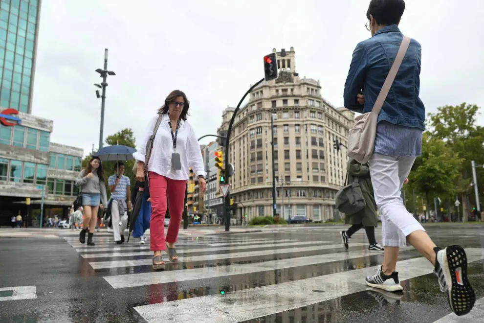 Las calles de la capital aragonesa se llenaron de paraguas durante la jornada del sábado