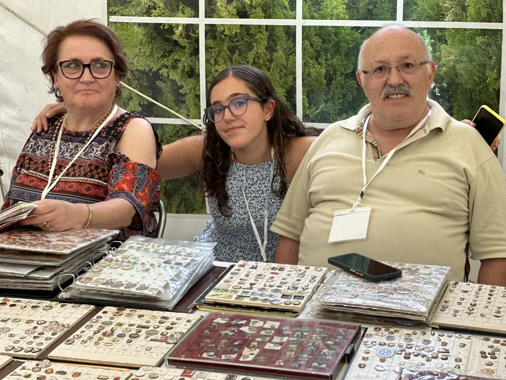 El portugués Cándido Barros con su mujer y nieta y puestos de intercambio y venta de objetos.