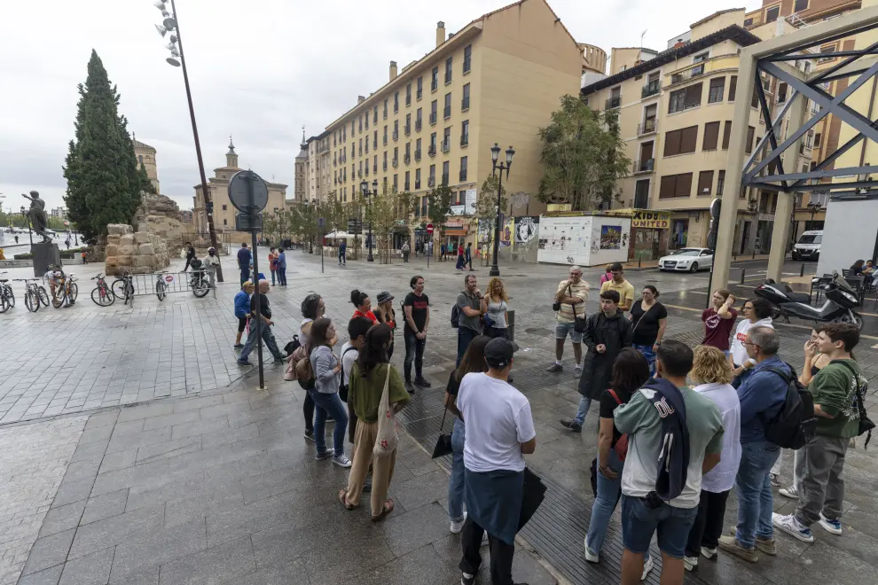 Turistas bajo la lluvia en Zaragoza en septiembre.