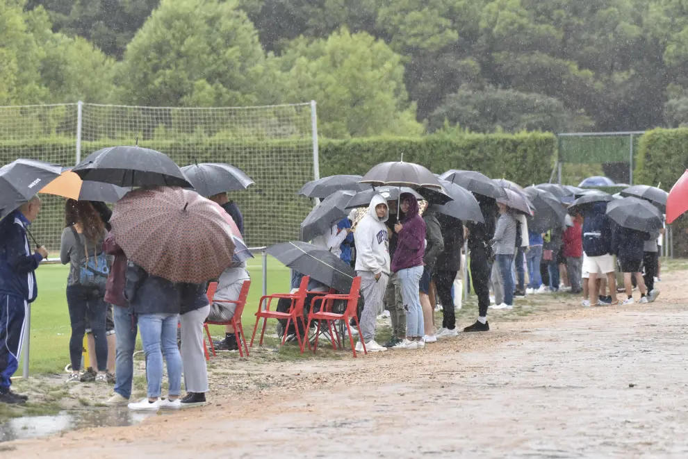 El partido entre el Huesca y el Real Zaragoza juvenil se jugó bajo la lluvia.