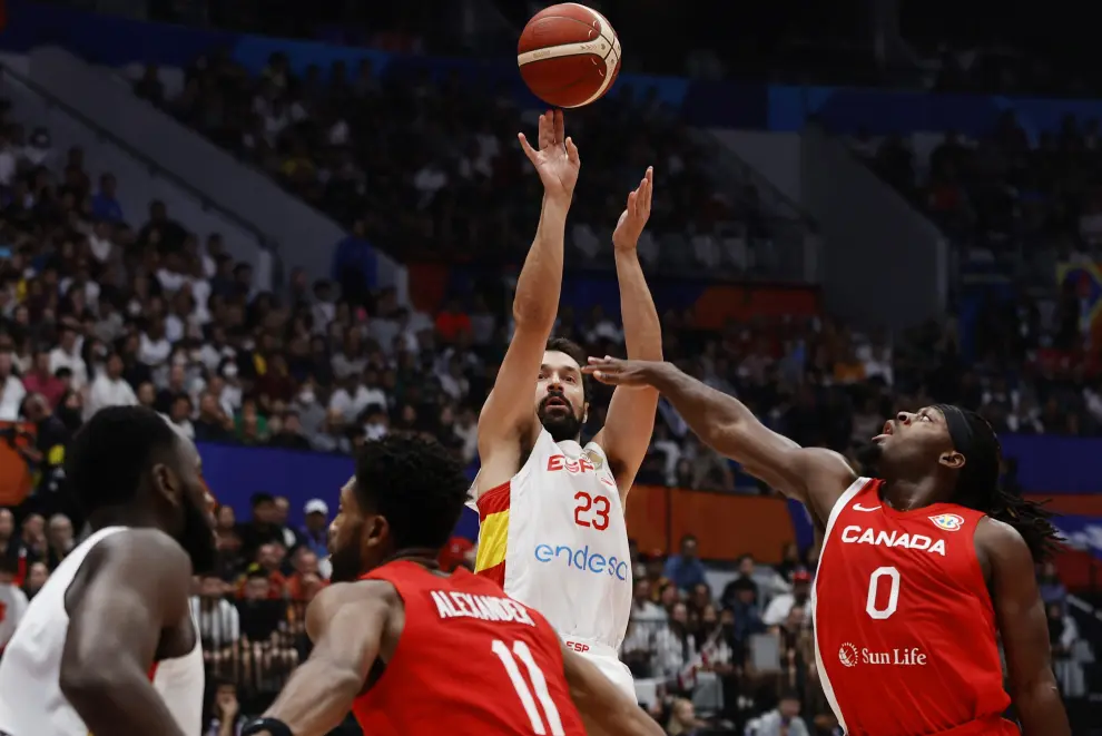 Basketball - FIBA World Cup 2023 - Second Round - Group L - Spain v Canada  - Indonesia Arena, Jakarta, Indonesia - September 3, 2023 Spain's Alex Abrines in action with Canada's RJ Barrett REUTERS/Willy Kurniawan BASKETBALL-WORLDCUP-ESP-CAN/
