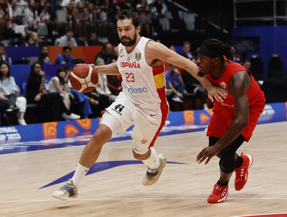 Basketball - FIBA World Cup 2023 - Second Round - Group L - Spain v Canada  - Indonesia Arena, Jakarta, Indonesia - September 3, 2023 Spain's Sergio Llull in action with Canada's Luguentz Dort REUTERS/Willy Kurniawan BASKETBALL-WORLDCUP-ESP-CAN/