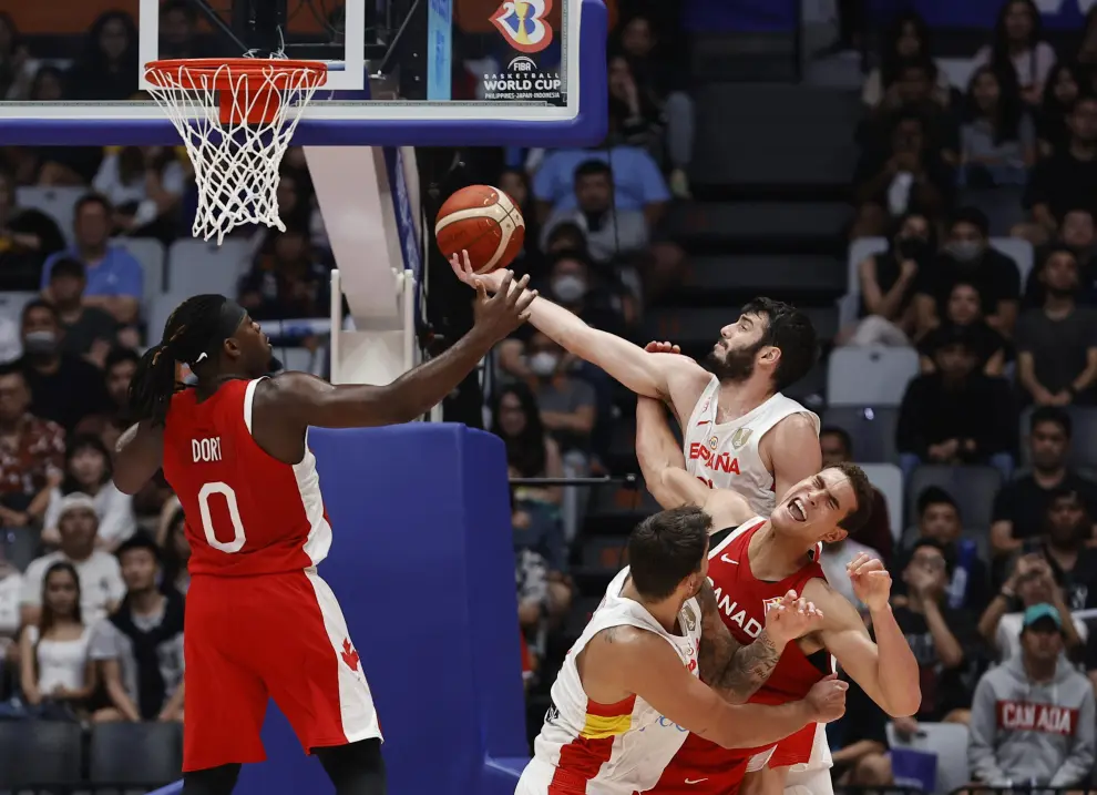 Basketball - FIBA World Cup 2023 - Second Round - Group L - Spain v Canada  - Indonesia Arena, Jakarta, Indonesia - September 3, 2023  Canada's Shai Gilgeous-Alexander in action with Spain's Alberto Diaz REUTERS/Willy Kurniawan BASKETBALL-WORLDCUP-ESP-CAN/