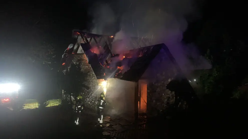 Incendio en una casa del valle de Pineta.