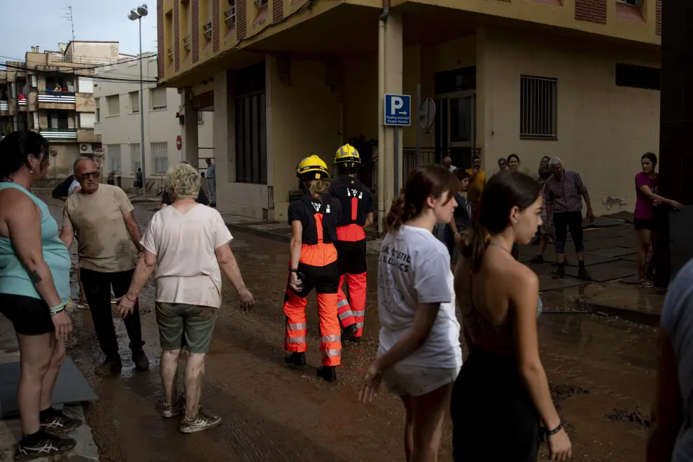 Varios vecinos trabajan en las zonas afectadas por las lluvias, a 3 de septiembre de 2023, en Santa Barbara (Tarragona)