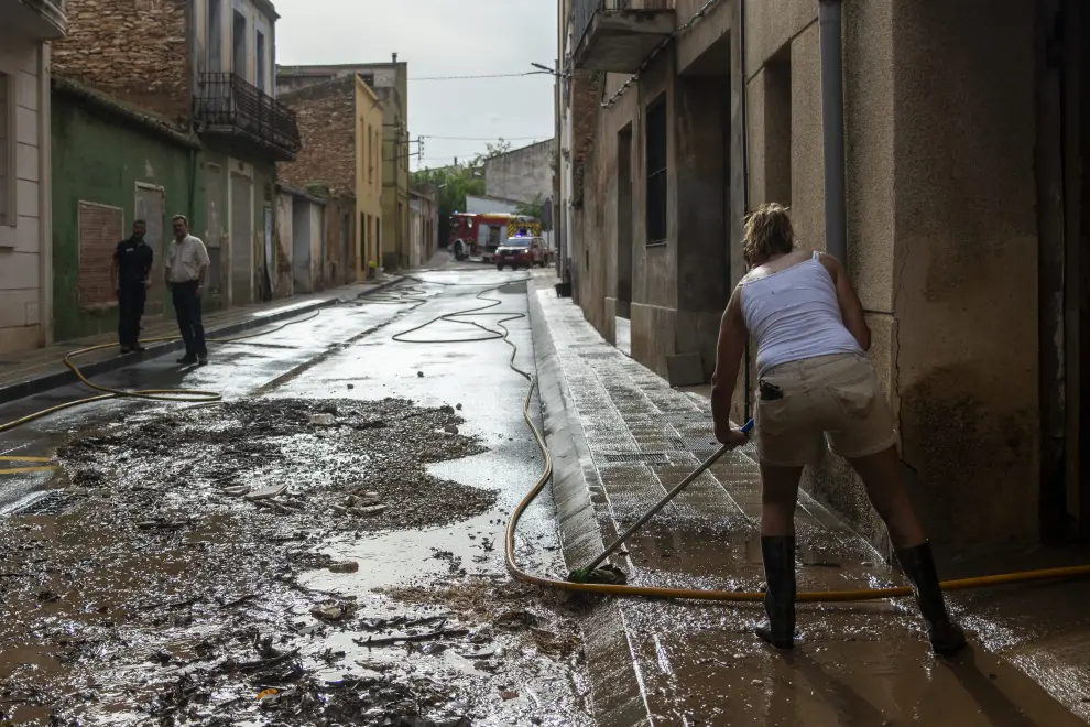 Varios vecinos trabajan en las zonas afectadas por las lluvias, a 3 de septiembre de 2023, en Santa Barbara (Tarragona)