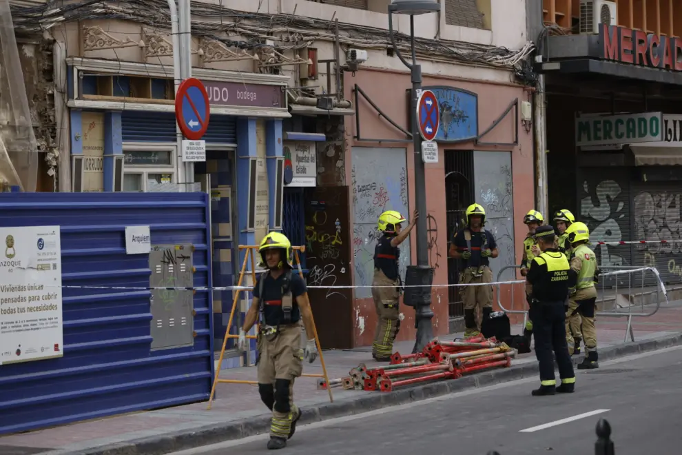Un desprendimiento en una obras obliga a desalojar un edificio en la calle Azoque de Zaragoza