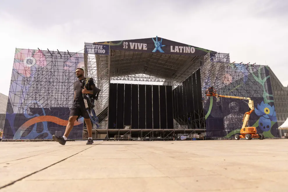 Montaje de los distintos escenarios e instalaciones del Festival Vive Latino, en el recinto Expo de Zaragoza