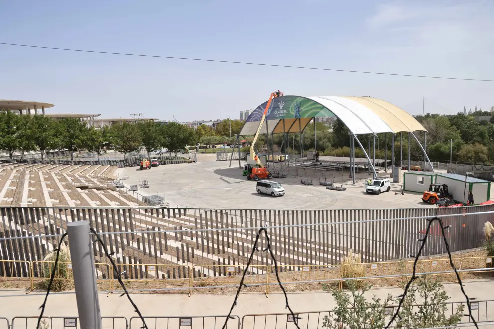 Montaje de los distintos escenarios e instalaciones del Festival Vive Latino, en el recinto Expo de Zaragoza