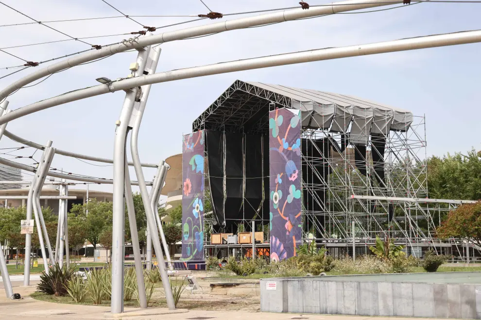Montaje de los distintos escenarios e instalaciones del Festival Vive Latino, en el recinto Expo de Zaragoza: visita de Jorge Azcón y Natalia Chueca