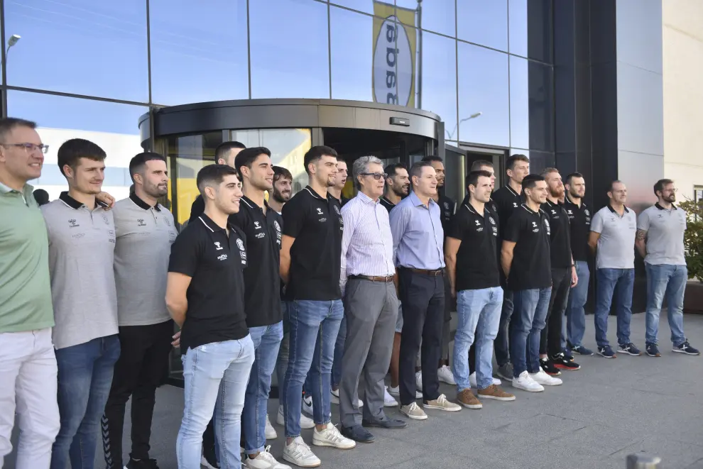 El Club Balonmano Huesca ha visitado las instalaciones de Bada Hispanaplast.