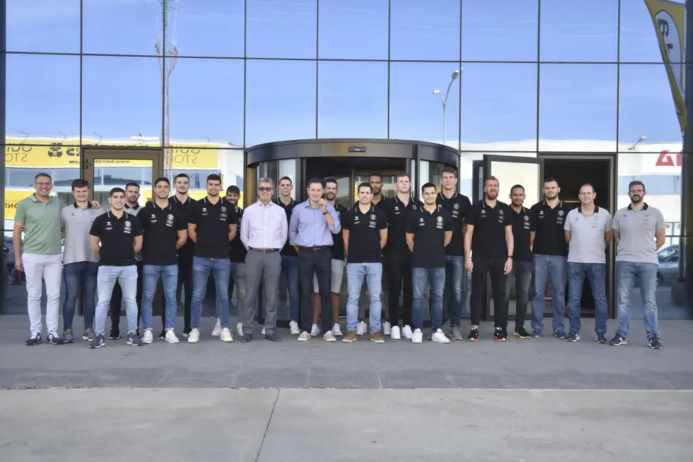 El Club Balonmano Huesca ha visitado las instalaciones de Bada Hispanaplast.