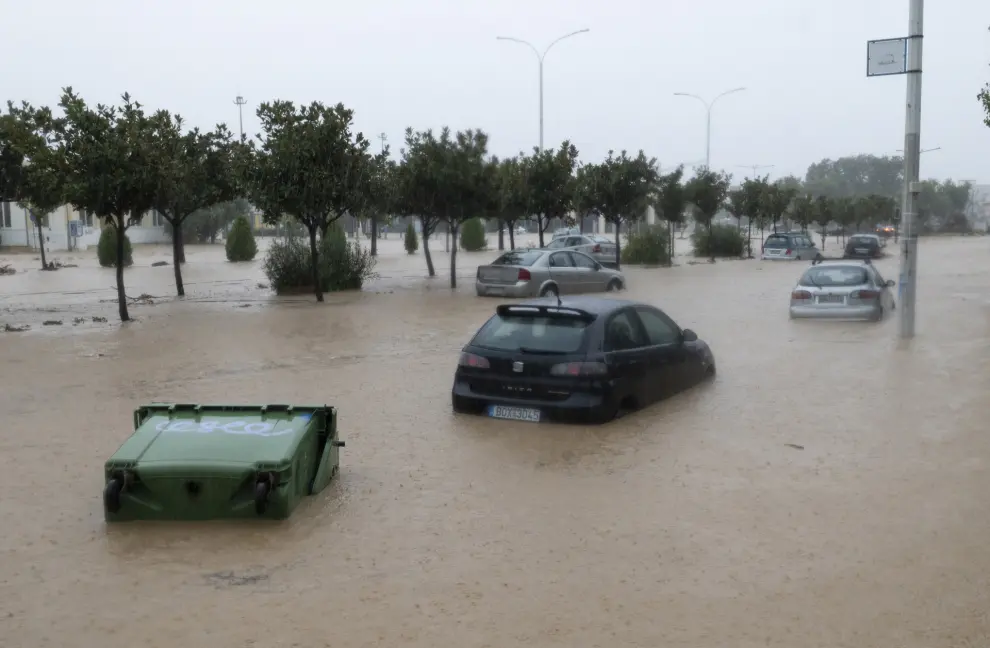 Volos (Greece), 06/09/2023.- Cars floating on a flooded road during the storm named Daniel in the area of Volos, Magnesia, Greece, 06 September 2023. A man died as unprecedented bad weather conditions have stricken the region of Magnesia and the city of Volos on 05 September. Meanwhile, the region of Magnesia was faced with heavy storm overnight which lasted for over 10 hours and the phenomena are expected to continue until 06 September. (tormenta, Grecia) EFE/EPA/HATZIPOLITIS NICOLAOS
