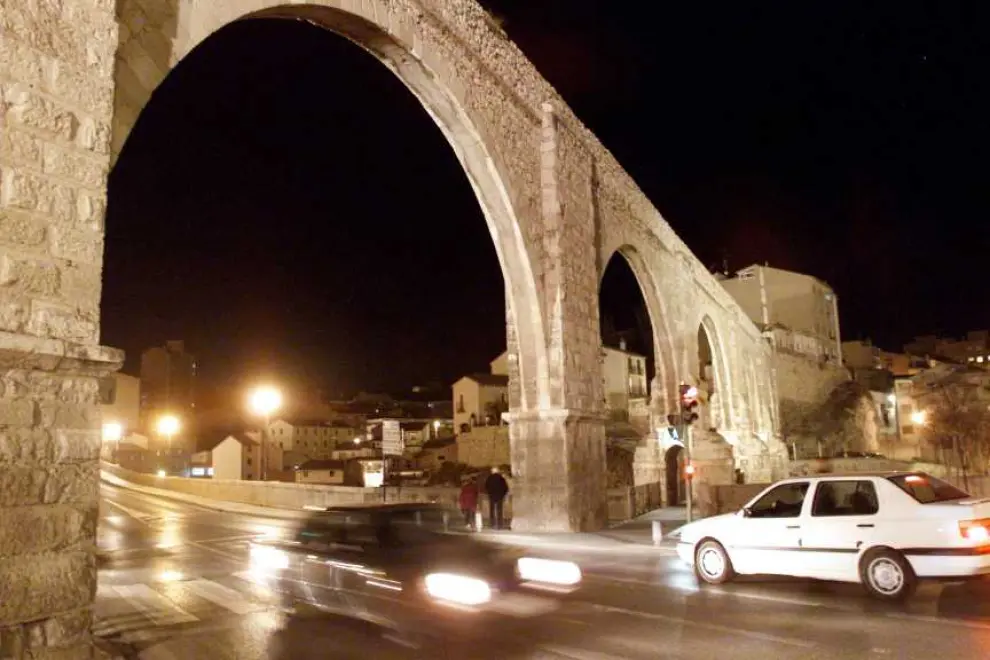 Vista de noche del Acueducto de los Arcos en Teruel